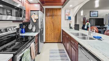 Nhà, 1 phòng ngủ | Bếp riêng | Tủ lạnh, lò nướng, dụng cụ pha cà phê/trà, lò nướng bánh mì