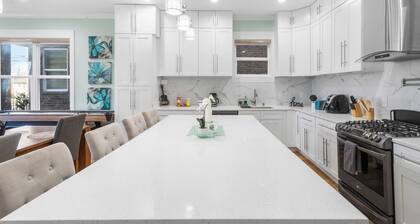 Spacious 3BR home Near Downtown Nashville - Sleeps 12, 5 min to Downtown, Gulch!