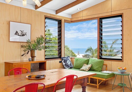 Contemporary beach house in Coledale. Ocean & Escarpment views. Pet friendly.