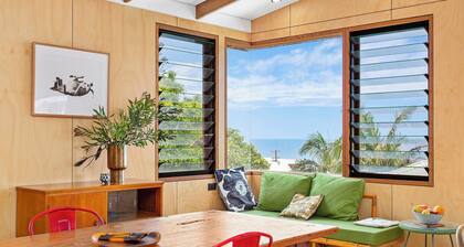 Contemporary beach house in Coledale. Ocean & Escarpment views. Pet friendly.