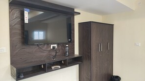Luxury Suite, Multiple Beds, Non Smoking, Private Bathroom | 1 bedroom