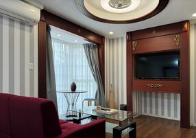 Quarto duplo conforto, vista para o pátio | Área de estar | TV