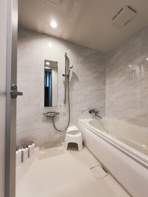 Separate bathtub and shower, hair dryer, towels, soap - Rong Hua Grand Hotel (Isahaya)