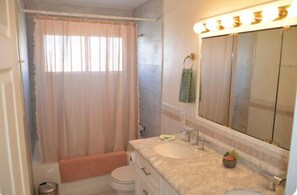 Regadera, secadora de cabello, toallas, jabón