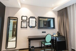 Luxury-Zweibettzimmer | Laptopgeeigneter Arbeitsplatz, Verdunkelungsvorhänge