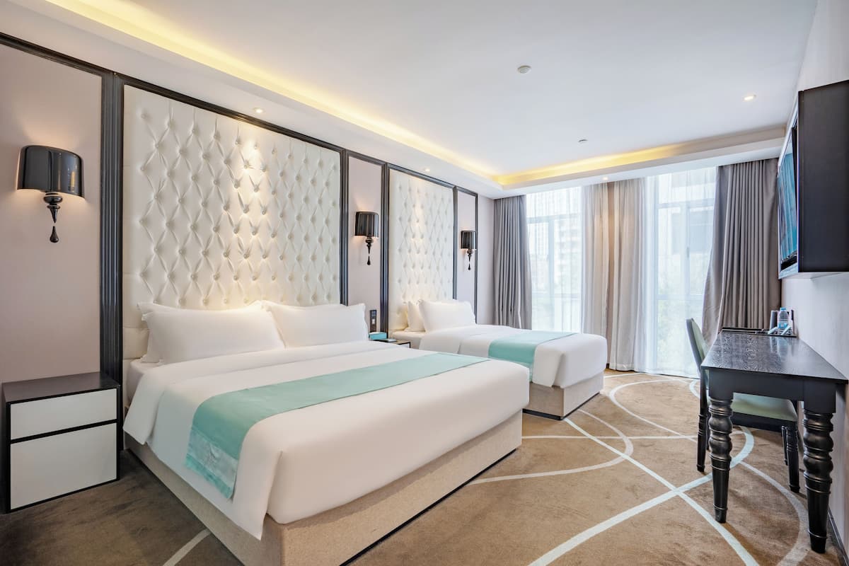 Family Twin Room | Laptop workspace, blackout drapes, soundproofing, rollaway beds