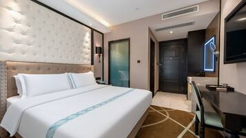 Luxury Double Room | Laptop workspace, blackout drapes, soundproofing, rollaway beds