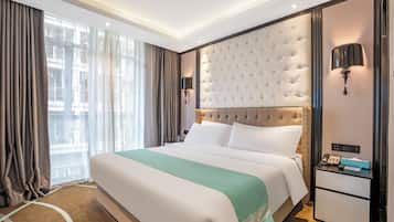 Design Double Room | Laptop workspace, blackout curtains, soundproofing, rollaway beds