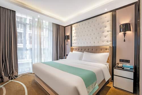 Habitación de diseño doble | Espacio para trabajar con un portátil y cortinas opacas