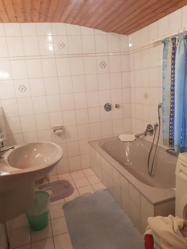 Een douche, een haardroger, handdoeken