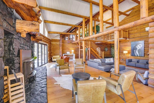 Smart TV, fireplace, books, stereo