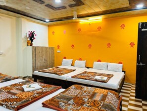 Habitació quàdruple Deluxe, vistes a la ciutat | 1 dormitori, wifi gratuïta i roba de llit 