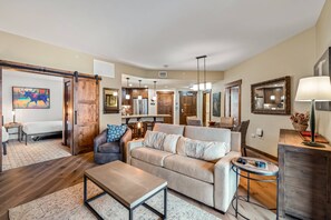 Téléviseur connecté, foyer, lecteur de DVD, table de baby-foot