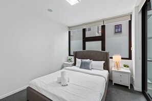1 bedroom, iron/ironing board, WiFi - 2BR Apartment in Prime Location (South Brisbane)