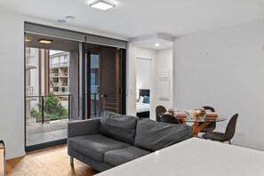 TV - 2BR Apartment in Prime Location (South Brisbane)
