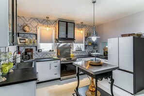 Réfrigérateur, micro-ondes, plaque de cuisson, lave-vaisselle