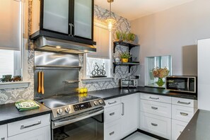 Fridge, microwave, stovetop, dishwasher - Newly Renovated Private Cottage Near Niagara River (Tonawanda)