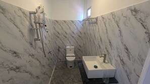 Chambre Double Classique, vue partielle sur l'océan | Salle de bain | Douche, bidet, serviettes fournies, papier toilette