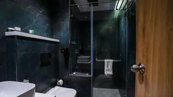 Executive Room | Bathroom | Shower, rainfall showerhead, free toiletries, soap