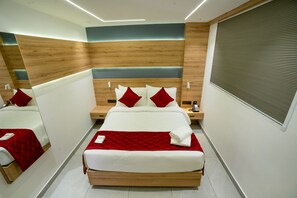 Deluxe Double Room | Premium bedding, desk, free WiFi - AJ Palace (Ambalapuzha)