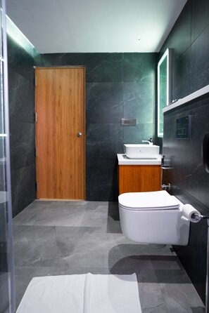 Superior Room | Bathroom | Shower, rainfall showerhead, free toiletries, soap - AJ Palace (Ambalapuzha)