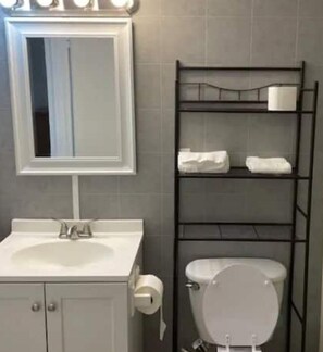 Secador de pelo, toallas, jabón y papel higiénico