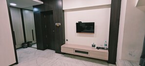 Deluxe Room | Desk, laptop workspace, rollaway beds, free WiFi