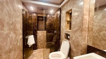 Deluxe Room | Bad | Dusj, håndklær, såpe og sjampo