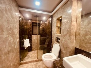 Deluxe Room | Μπάνιο | Ντουζιέρα, πετσέτες, Σαπούνι, Σαμπουάν
