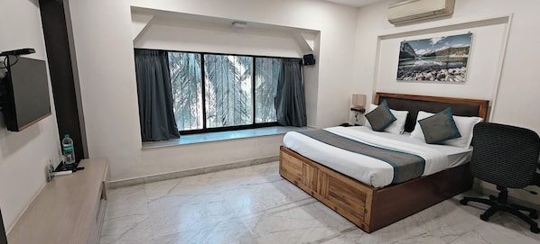 Desk, laptop workspace, rollaway beds, free WiFi