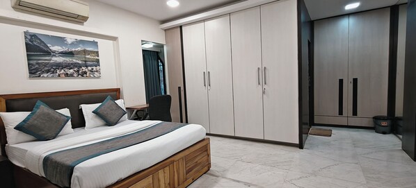 Deluxe tweepersoonskamer | Een bureau, een laptopwerkplek, extra bedden (toeslag), gratis wifi