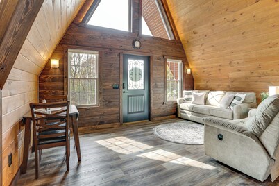 Hot Tub, Fire Pit, BBQ, On-Site Pond: Kenton Cabin