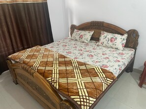 Quarto casal luxo, vista para a cidade | Wi-Fi de cortesia, roupa de cama