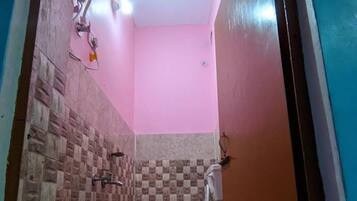 تجهيزات دش، دُش غزير، مناشف، صابون