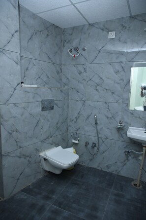 Pancuran mandi, tuala disediakan, sabun, syampu 