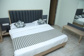 Deluxe Double Room, City View | Meja, Wi-fi percuma 