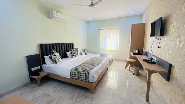 Superior Quadruple Room, City View | Meja, Wi-fi percuma 