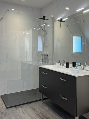 Dusche, Haartrockner, Handtücher, Toilettenpapier