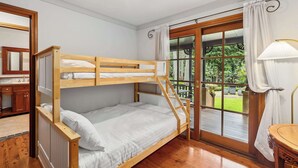 3 bedrooms, iron/ironing board, WiFi, bed sheets - Cottage Garden Estate | Pool & Sauna (Holgate)