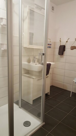 Dusche, Haartrockner, Handtücher