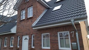 Exterior - Apartment 'Föhrer Nordseetraum' with Private Terrace, Private Garden and Wi-Fi (Nieblum)