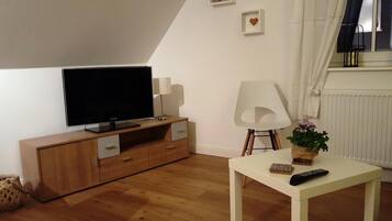 Een televisie, een dvd-speler en een stereo