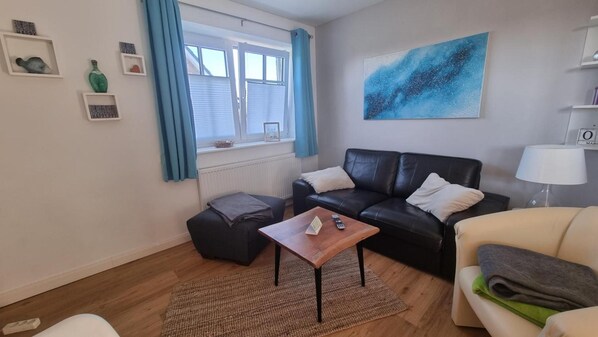 TV, DVD player, stereo - Apartment 'Föhrer Nordseetraum' with Private Terrace, Private Garden and Wi-Fi (Nieblum)
