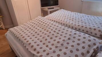 2 bedrooms, iron/ironing board, free WiFi, bed sheets