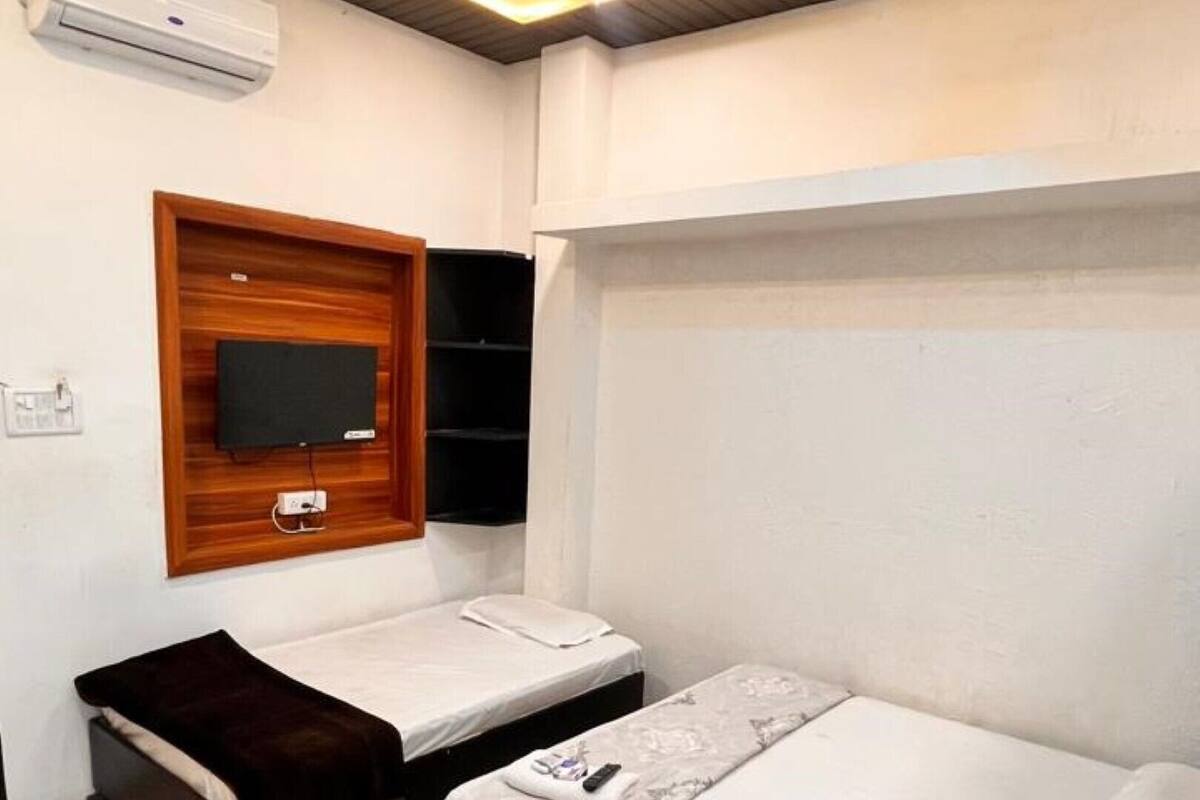 Deluxe-Dreibettzimmer, Stadtblick | Kostenloses WLAN, Bettwäsche