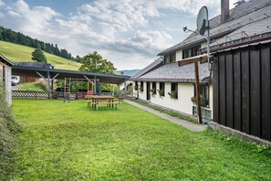 Outdoor dining - Apartment 'Abendsonne' with Mountain View, Shared Terrace and Wi-Fi (Todtnau)