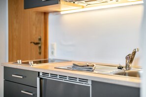 Kühlschrank, Mikrowelle, Herdplatte, Wasserkocher mit Kaffee-/Teezubehör