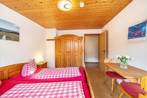 2 chambres, fer et planche à repasser, Wi-Fi gratuit, draps fournis