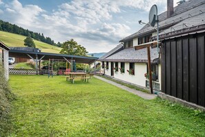 Outdoor dining - Apartment 'Morgensonne' with Mountain View, Shared Terrace and Wi-Fi (Todtnau)