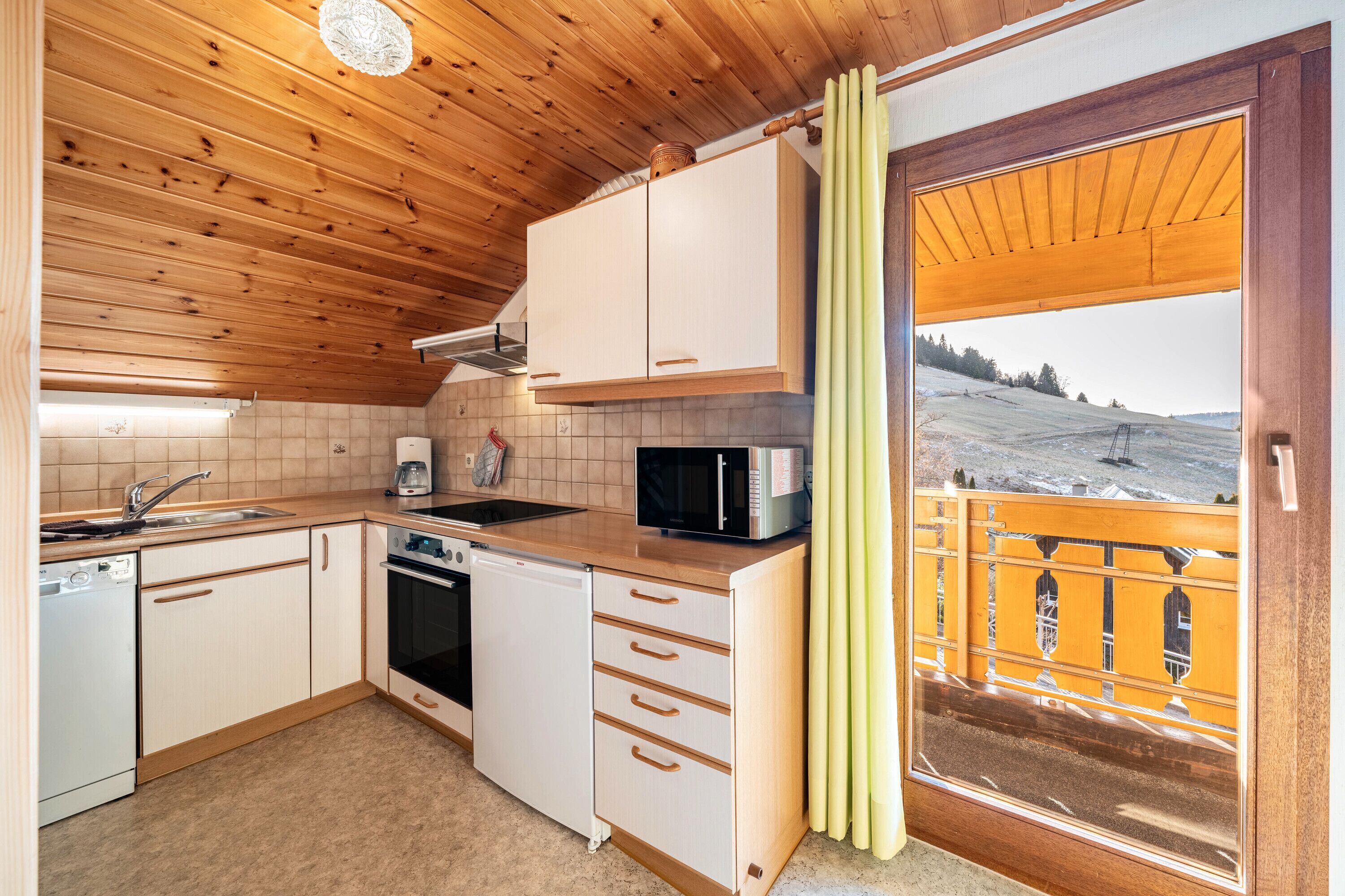 Kylskåp, mikrovågsugn, ugn och spishäll